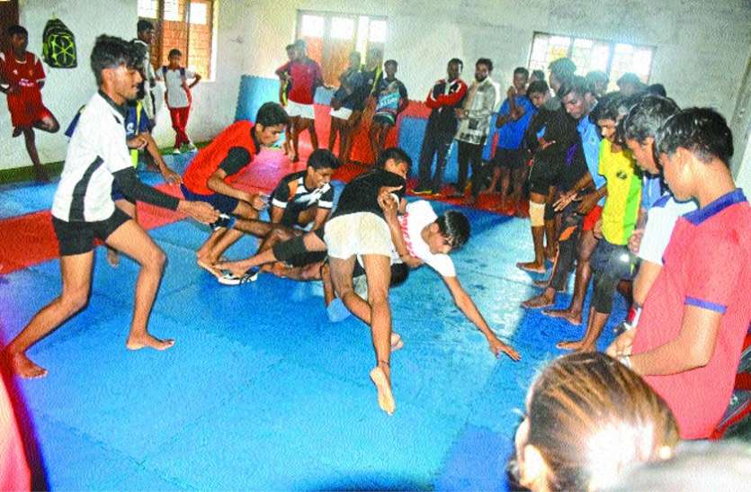 Officials of Kabaddis trial division on wet mattresses अधिकारियों ने गीले गद्दों पर करा दिया कबड्डी का ट्रायल संभाग