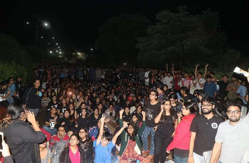 Chhattisgarh news ये दिल्ली का इंडिया गेट नहीं छत्तीसगढ़ का विधि विश्वविद्यालय है, यहां स्टूडेंट्स 6 दिनों से कर रहे आंदोलन