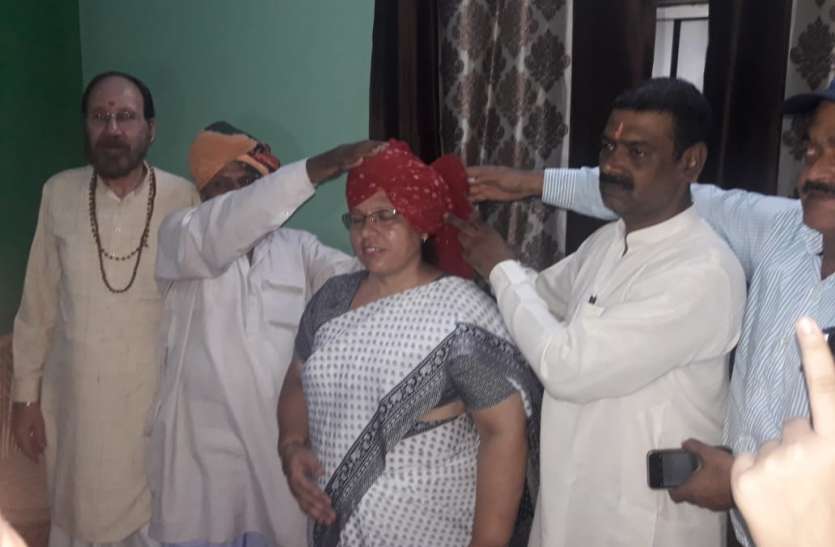 Farah faiz टीवी डिबेट में मौलवी को थप्पड़ मारने वाली महिला ने अपनाया क्षत्रीय धर्म