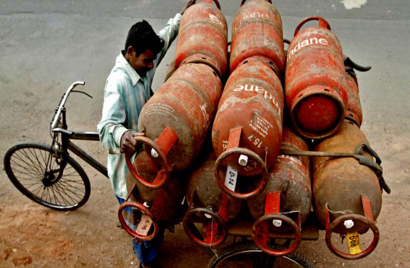 gas cylinder price increased महंगाई का झटका : लगातार चौथे महीने बढ़े गैस सिलेंडर के दाम, इस बार होश उड़ाने वाली बढ़ोत्तरी