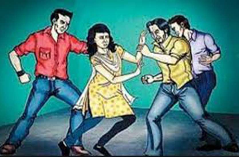 comment pasing on girl बेटी के जज्बे को सलाम...शोहदे को बीच सड़क पर ही सिखा दिया सबक