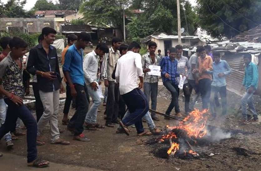 patrika इस जिले के सांसद का क्यों हो रहा लगातार विरोध, पुतला भी फूंक दिया