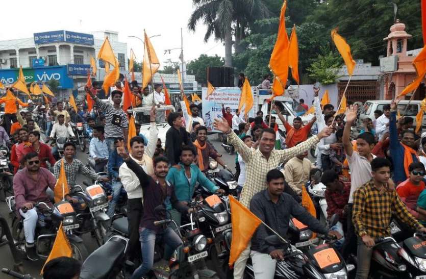 patrika कहीं आंगन में जलेंगे दीप तो कहीं फूटेगी दही हांडी