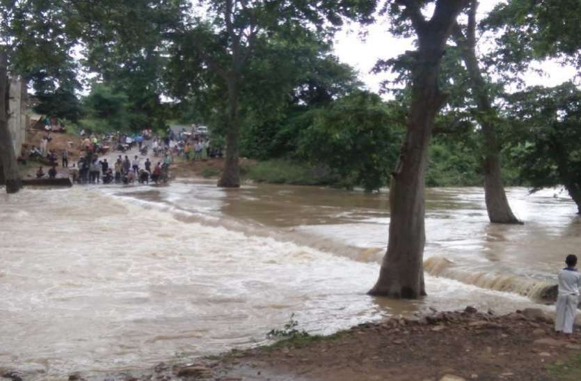 mp flood - Bridge accident in mp उफनाई नदी के तेज बहाव से पुल बहा, सैंकड़ों लोग फंसे, see video