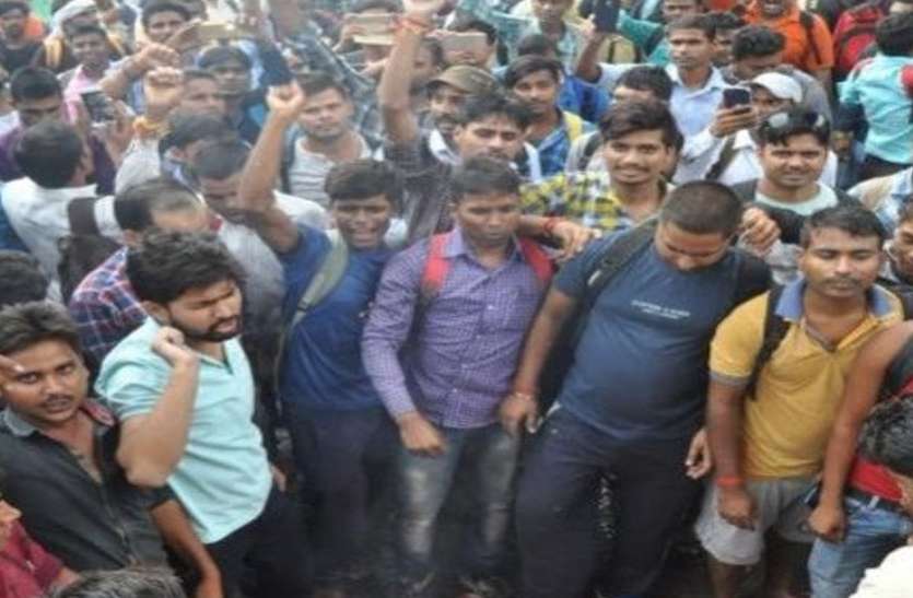jj नलकूप परीक्षा निरस्त होने के बाद भड़के अभ्यर्थी, जमकर किया हंगामा