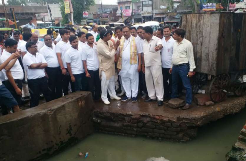 mayor naveen jain महापौर ने लगाई सेनेटरी इंस्पेक्टर को लताड़, आखिर क्या था माजरा