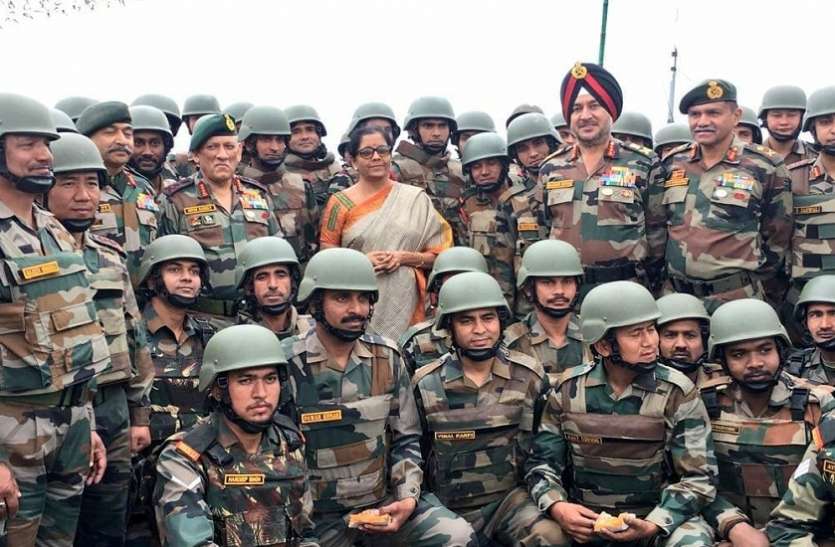 Nirmala Sitharaman जम्मू कश्मीर: सैनिकों के बीच पहुंची रक्षामंत्री निर्मला सीतारमण, अग्रिम चौकियों का लिया जायजा