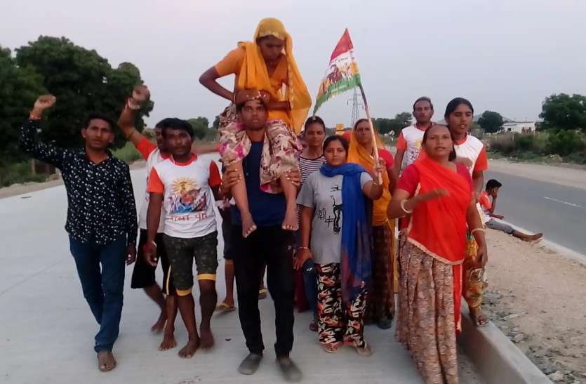 son carrying mother on shoulder on Ramdevra pilgrim journey ये है आज का श्रवणकुमार, मां को कंधे पर बिठा पांच सौ किलोमीटर का सफर तय कर ले जा रहा रामदेवरा