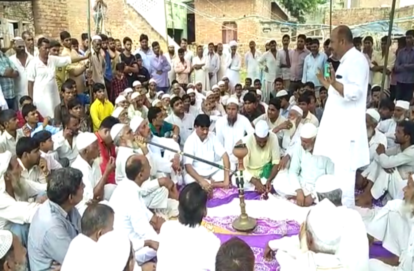 panchayat in village मुजफ्फरनगर के इस गांव में हुई पंचायत ने विधवा महिला के 5 बच्चों को दिलाया उसका हक