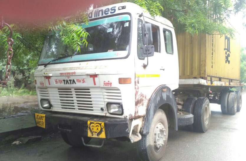 road accident ट्रेलर की चपेट में आने से भांजे की मौत, मामा घायल