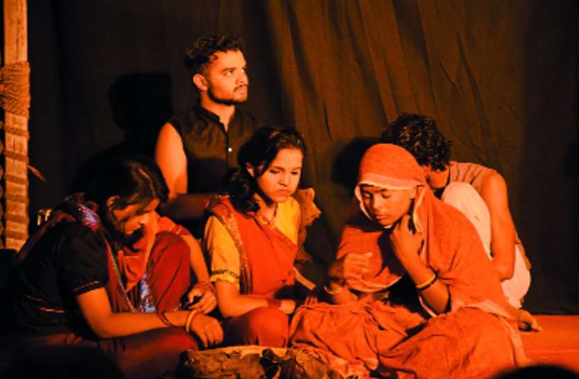 Message delivered through stage play नाट्य मंचन से दिया संदेश, आगे बढऩे की मिली सीख