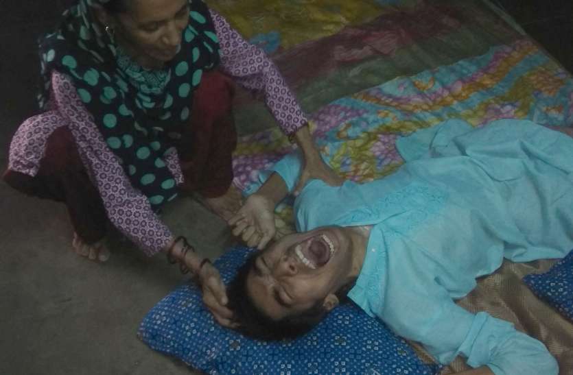 Irrfan's eyes see tears of mother's eyes इरफान की तकलीफ देख मां की आंखों से छलकते हैं आंसू
