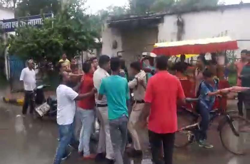 Police beaten from shoes Breaking : कोर्ट के बाहर खाकी को आंख दिखाई तो जूते से हुई पिटाई, बचाने पहुंचे पूर्व पार्षद को भी नहीं बख्शा- देखें Video