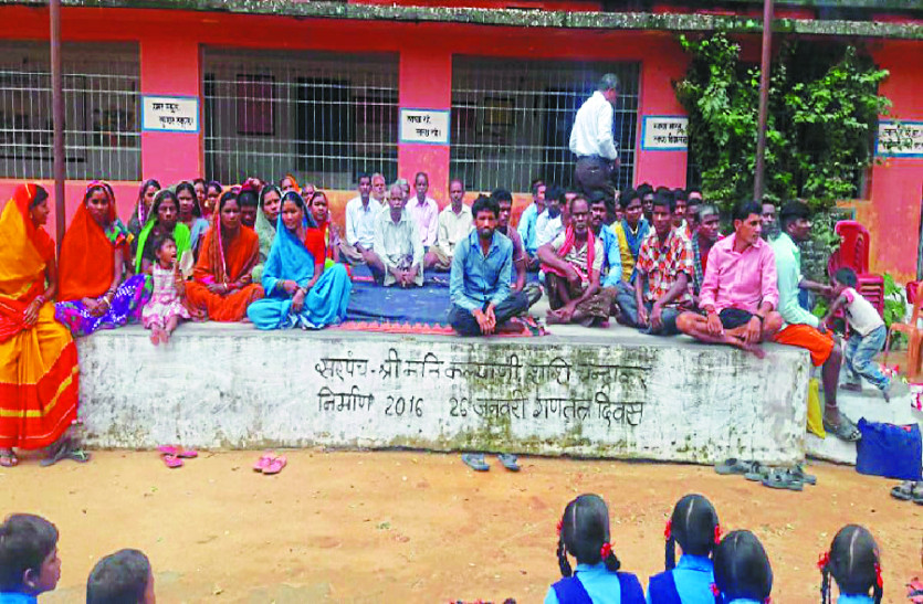 cg news तीन वर्षों से पालक कर रहे शिक्षक की मांग, बीईओ ने की एक शिक्षक की व्यवस्था तो स्कूल में जड़ा ताला