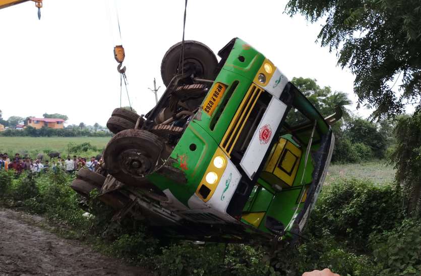bus accident तेज रफ्तार बस अनियंत्रित होकर पलटी, मची चीख पुकार