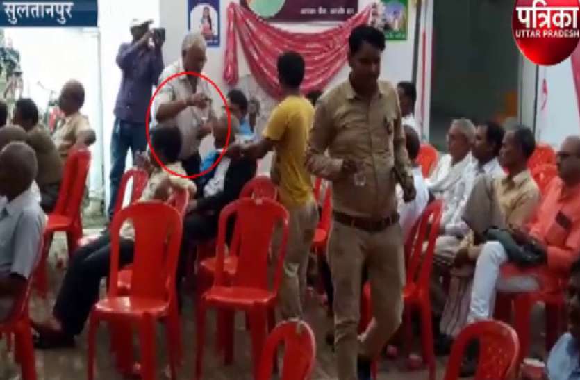 Sultanpur मंत्री के कार्यक्रम में उड़ीं सरकार के आदेशों की धज्जियां, जमकर इस्तेमाल हुईं प्रतिबंधित चीजें, देखें वीडियो