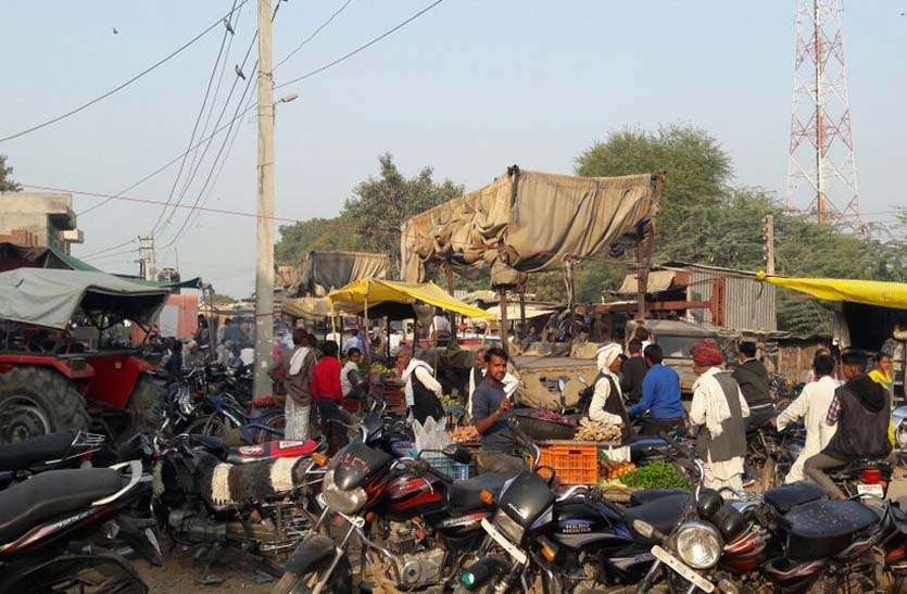day-coming-from-temporary-encroachment-1 अस्थायी अतिक्रमण से आए दिन लग रहा जाम, पंचायत प्रशासन ने नोटिस देकर कार्रवाई की दी चेतावनी