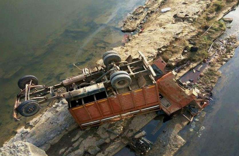 Truck Dropped BREAKING : तेज रफ्तार से दौड़ रहा ट्रक नदी में गिरा,लाखों का घी पानी में डूबा