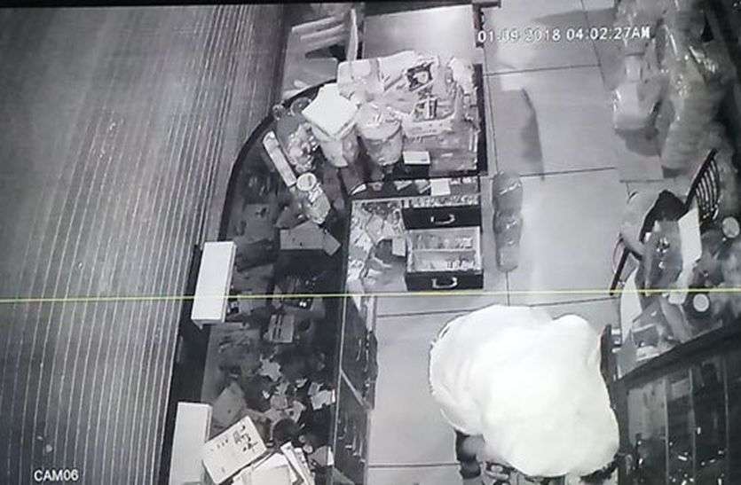 patrika सीसीटीवी दिखा चादर ओढ़े हुए चोर, चोरी के साथ खा रहा काजू और बादाम