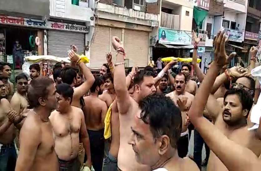 Bharat bandh BREAKING : ST/SC संशोधन बिल के विरोध में अर्धनग्न होकर सड़कों पर उतरे लोग,मंत्री के बंगले का घेराव,जिले में हाई अलर्ट,See video