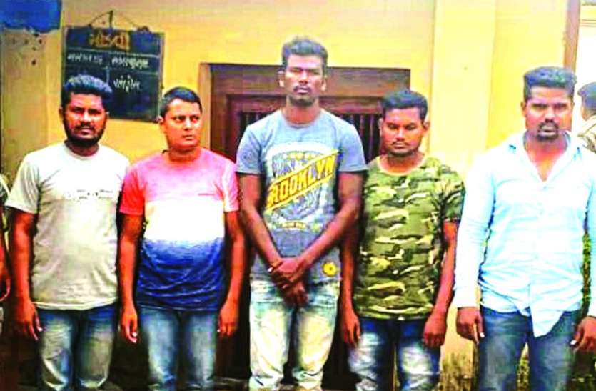 Six arrested with liquor of millions लाखों की शराब के साथ छह गिरफ्तार