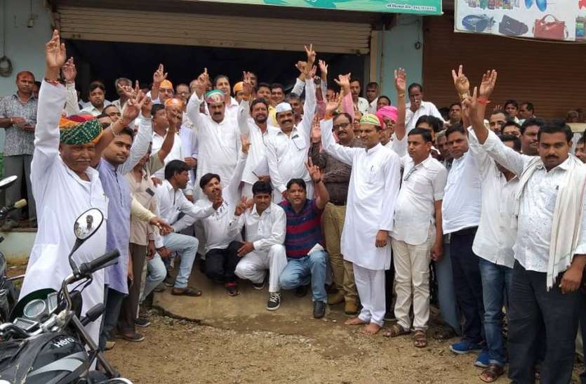 pratapgarh कांग्रेस के नवगठित पदाधिकारियों का सम्मान