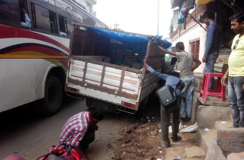 Scope of shops, roads can be seen in the jam सडक़ों तक पसरा दुकानों का दायरा, बार बार लग रही जाम में हो सकता है बड़ा हादसा