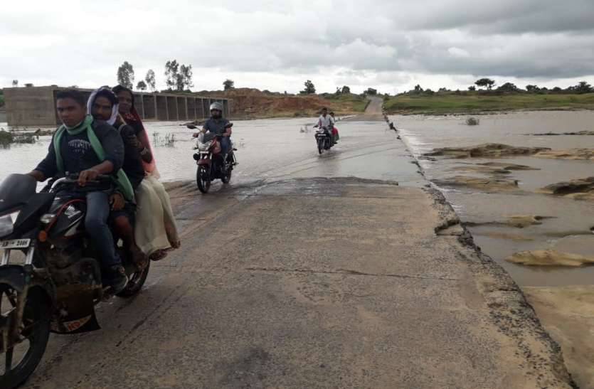 Ride on the river, bike rider, on the boom उफान पर नदी, बाइक सवार लगा रहे रपटा पर दौड़