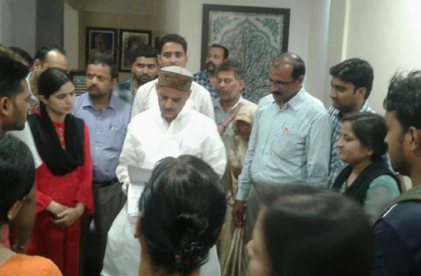 College employees meet industry minister in Rewa for regularization स्थाई कर्मी बनने एकजुट हुए कॉलेजों के जनभागीदारी कर्मचारी, उद्योग मंत्री के घर डाला डेरा