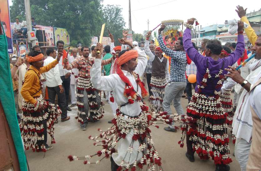 On the occasion of Janmashtami, the Yadava Pal society took out the Shobhayatra, Jhumkar Nach Ahir आनंद उमंग भयो, जय हो नंदलाल के जयकारे रहे गुंजायमान