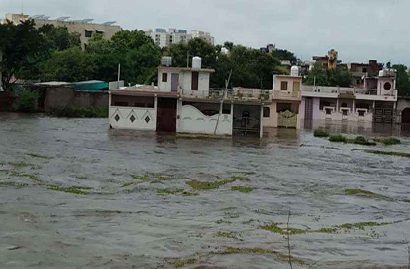 flood like situation in jhansi disrict due to heavy rain बेतवा नदी उफनाने से झांसी के कई गांव टापू बने, सेना के हेलीकाप्टर से निकाले आठ मछुआरे