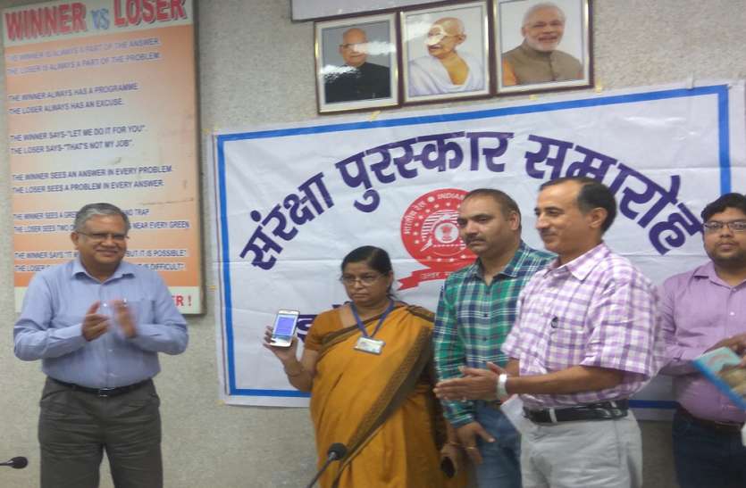 UTS on Mobile app launched for booking of unreserved train tickets UTS on Mobile ऐप का लोकार्पण, रेल यात्रियों को मिली मोबाइल से अनारक्षित टिकट बुकिंग की सुविधा
