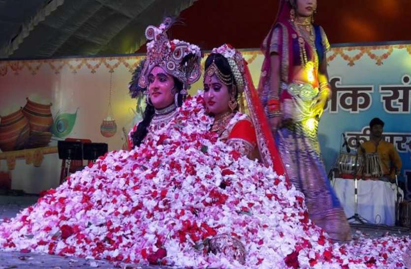 krishna श्रीकृष्ण ने गोपियों के साथ की रासलीला, गोविंदाओं ने फोड़ी मटकी