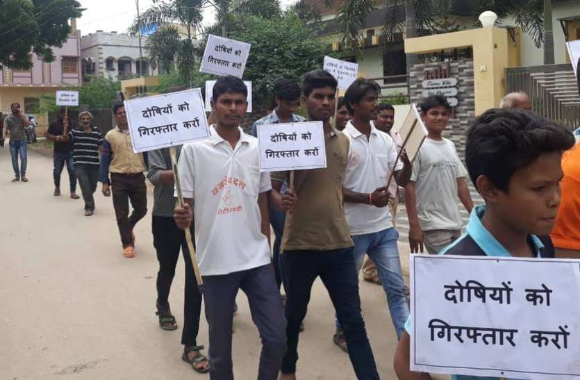 pratapgarh किया प्रशासन की मौजूदगी में अंतिम संस्कार, अंतिम यात्रा में तख्तियों के माध्यम से किया मौन विरोध