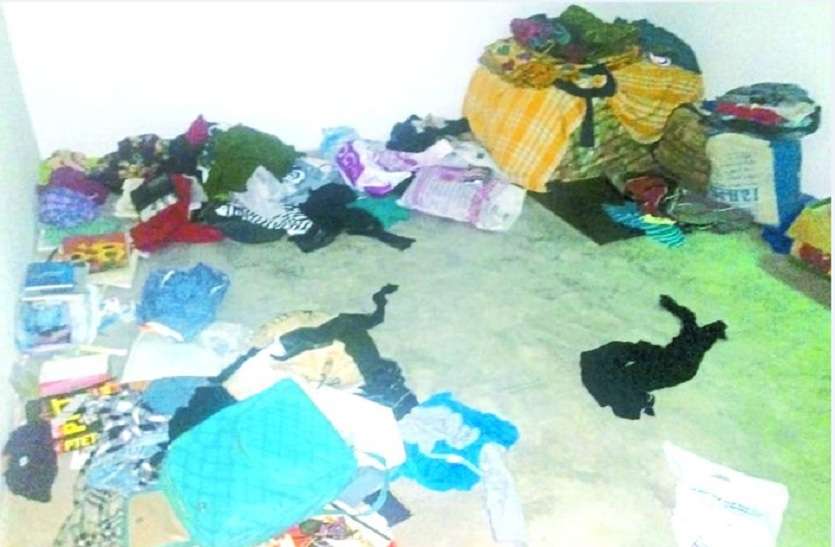 सूने मकान में बिखरा पड़ा सामान। चोरों ने सूने मकान को बनाया निशान
