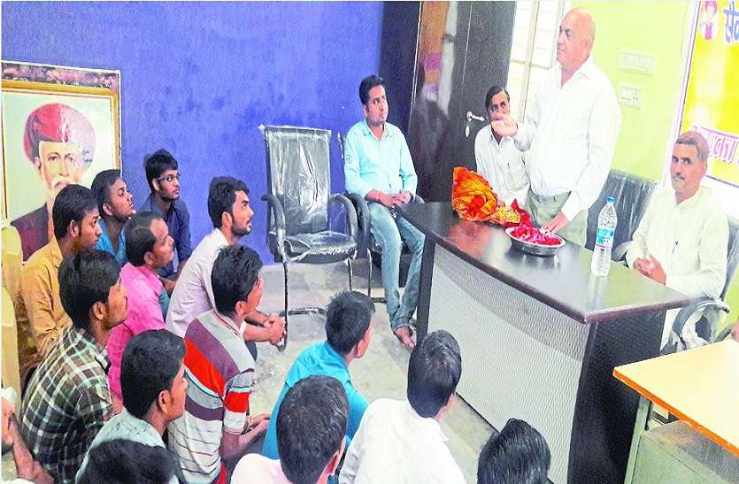 छात्रों को संबोधित करते मुख्य वक्ता। बालिका शिक्षा पर दिया जोर