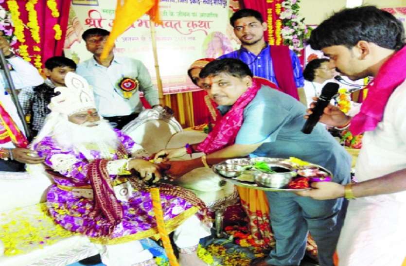 राजतिलक करते श्रद्धालु। अग्रसेन के राजतिलक में बरसीं खुशियां