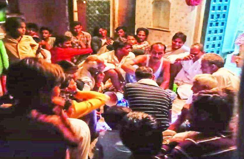 बैठक में मौजूद ग्रामीण। गांव में शराब पीने पर जुर्माना 5100 रुपए
