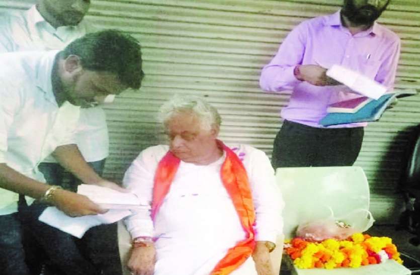 ज्ञापन देते ग्रामीण। सांसद से मिला प्रतिनिधिमण्डल