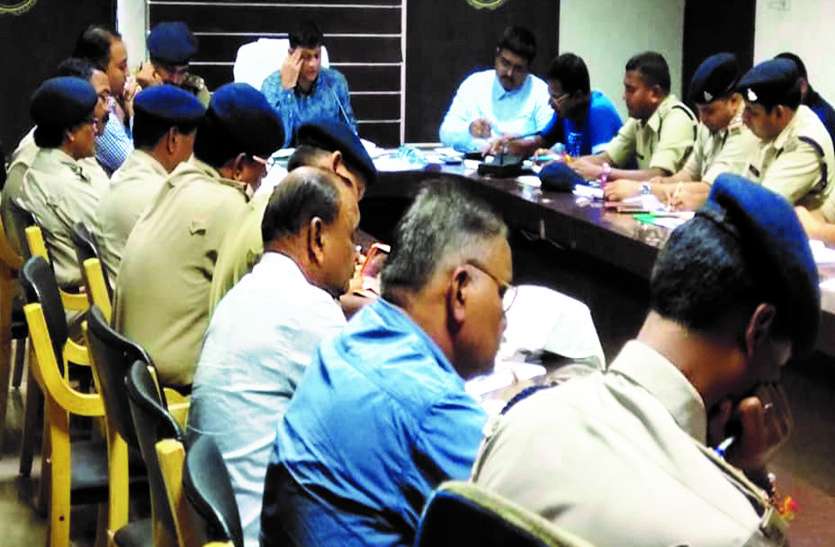 चुनाव से पूर्व पुलिस की तैयारी चालू चुनाव में जिले के 1074 बूथों की सुरक्षा के लिए एसपी ने सभी डीएसपी और थाना प्रभारियों के साथ की माथपच्ची