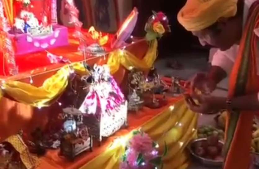 Krishna Janmashtami celebrated in Ambedkar Nagar UP मथुरा में जन्मे कान्हा...देश मे गूंजी किलकारी, आनंद विभोर होकर भक्त एक दूसरे को देने लगे बधाई