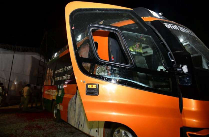 stone pelting on mp cm shivraj singh chouhan jan ashirwad yatra जन आशीर्वाद यात्रा: CM शिवराज के काफिले पर पथराव से टूटा रथ का शीशा, बोले-हिम्मत है तो सामने आओ