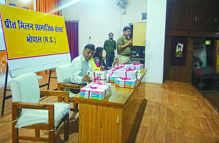 school library पहल: स्कूल लाइब्रेरी के लिए जुटाईं किताबें
