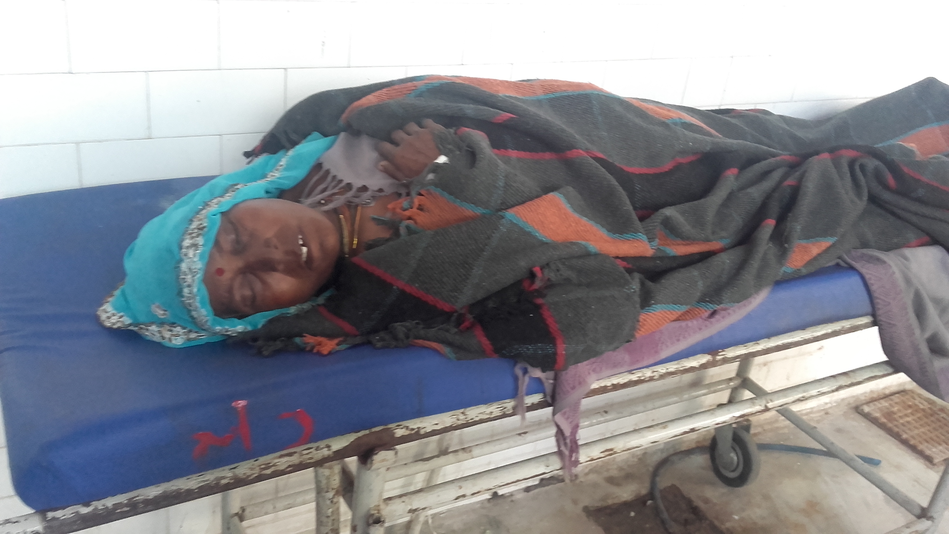 bad condition of gov hospital,doctors not gave proper first aid भटकते रहे परिजन : लकवा पीडि़त लेटी रही डेढ़ घंटे स्ट्रेचर पर, लेकिन नहीं किया अस्पताल में उसका एक्स-रे