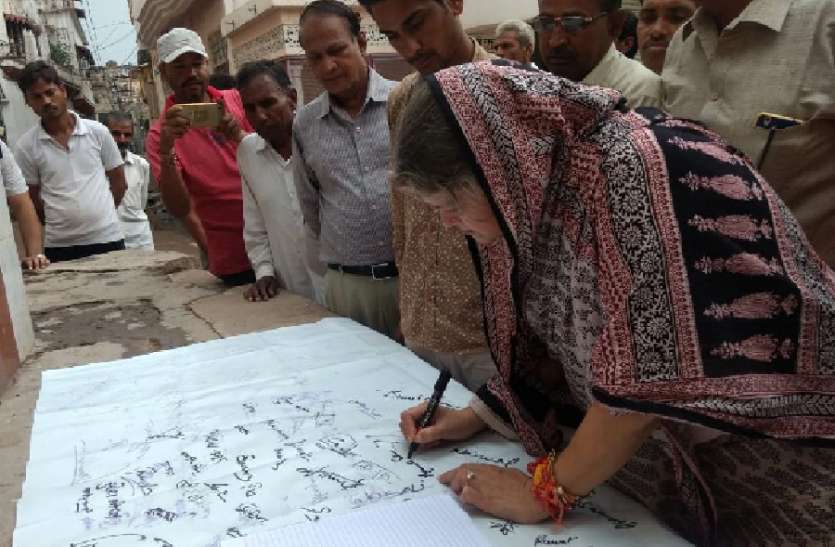 hastaakshar abhiyaan mein mil raha samarthan हस्ताक्षर अभियान में मिल रहा समर्थन