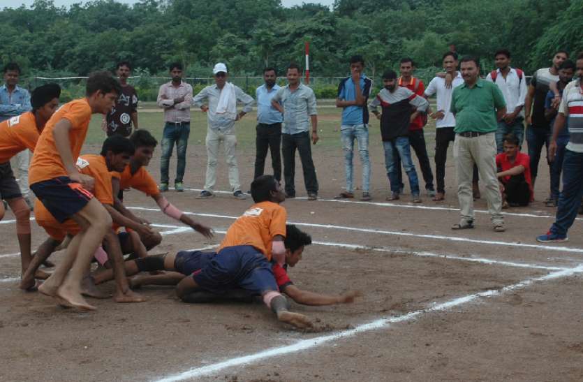 kabaddee mein khilaadiyon ne dikhaaya josh कबड्डी में खिलाडिय़ों ने दिखाया जोश