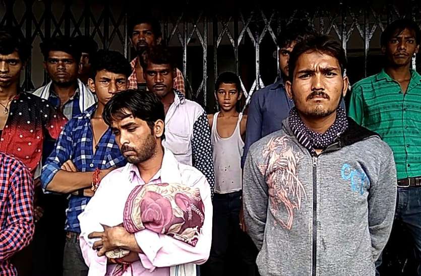 crime अस्पताल में नहीं मिले डॉक्टर, नवजात की मौत, परिजनों ने जमकर की तोडफ़ोड़