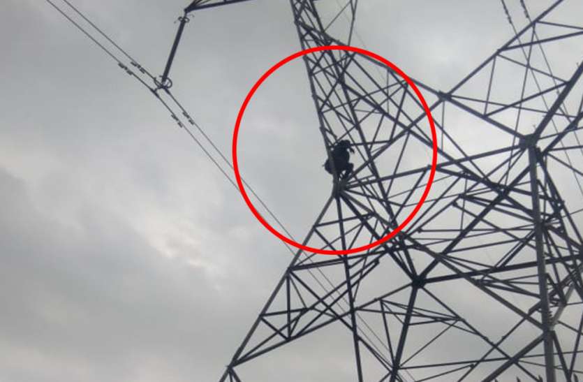 Man climb on High Tension electricity pillar etawah news हाईटेंशन पोल पर चढ़े युवक का तमाशा, पुलिस को 5 घंटे तक छकाता रहा, फिर रात के अंधेरे में हुआ फुर्र