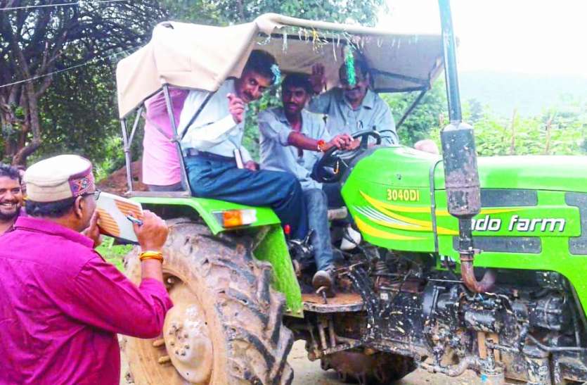 2 women die of diarrhoea in satna health team reach village by tractor मध्यप्रदेश के इस गांव में हैजा का कहर: दो मौत के बाद जागा स्वास्थ्य महकमा, ट्रैक्टर से गांव पहुंचे डॉक्टर