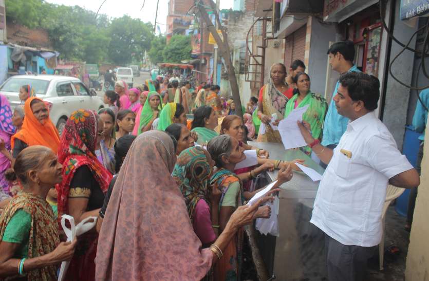 women कैसे भी मिल जाए 2500 रुपए मासिक, चौका-चूल्हा छोडक़र महिलाएं लग रहीं कतार में